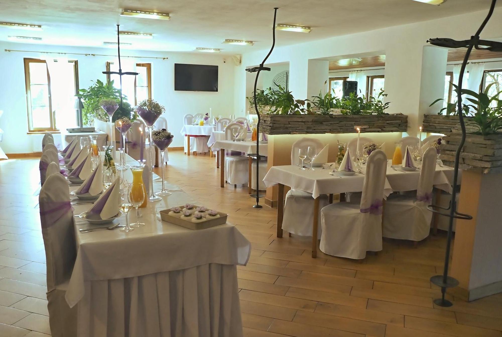 Restaurace A Penzion Lutena Dolni Lutyne Exterior foto